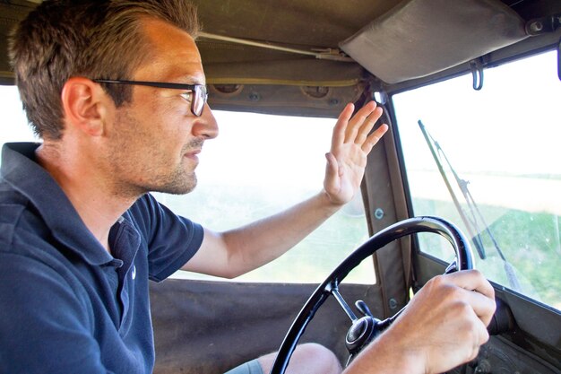 Процесс установки рычага капота на Ниве